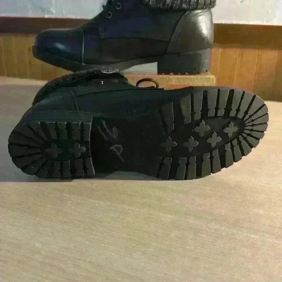 Jessica Cline Black Faux Leather “Karson” booties - Picture 4 of 6